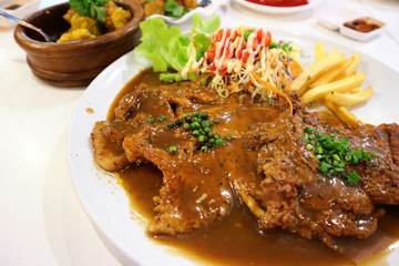 pepper steak with salad