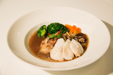  Fried noodle with fish and broccoli