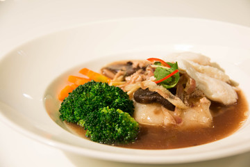 Fried noodle with fish and broccoli