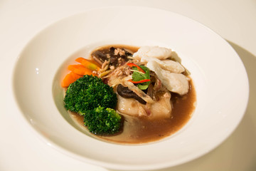  Fried noodle with fish and broccoli