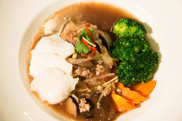  Fried noodle with fish and broccoli