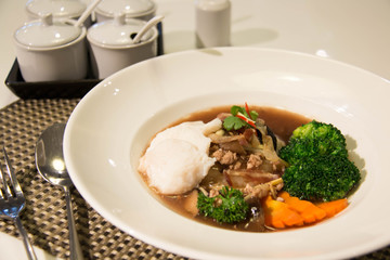  Fried noodle with fish and broccoli