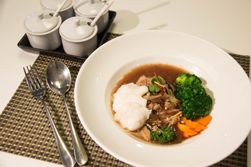  Fried noodle with fish and broccoli