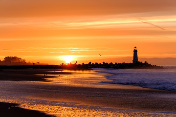 Fototapeta premium Santa Cruz Breakwater Light (Walton Lighthouse) at sunrise
