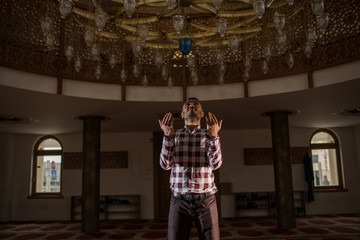 Obraz na płótnie Canvas Muslim praying with open palms