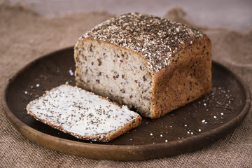 Chiasamenbrot mit Butter und Salz