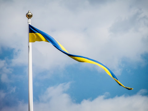 Den svenska vimpeln vajar i topp.
