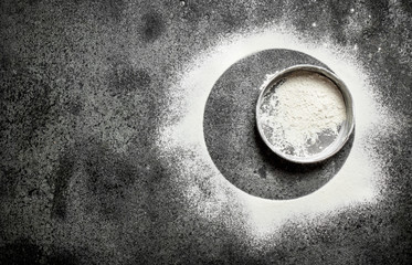 The frame is made from flour with a sieve.