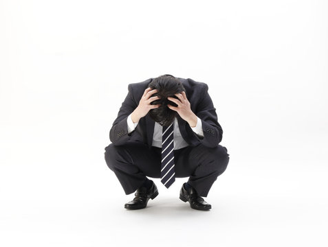 しゃがみ込むビジネスマン
