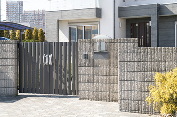住宅　玄関アプローチ　デザイン住宅　外構　エクステリア　門扉あり