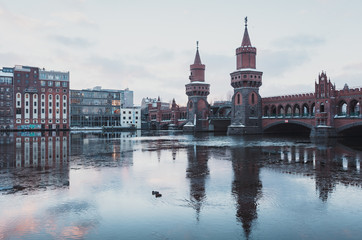 Obraz premium Oberbaumbridge Berlin in winter