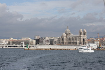 Fototapeta na wymiar Marseille vue depuis la mer méditerranée, Provence, France