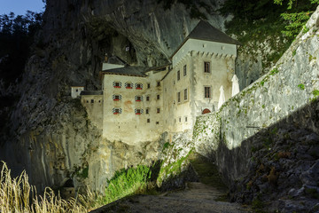 Fototapeta na wymiar Night view of the Predjama Castle