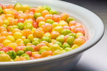 Bunter Puffreis als Nascherei