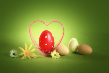 oeuf de pâques sur fond vert