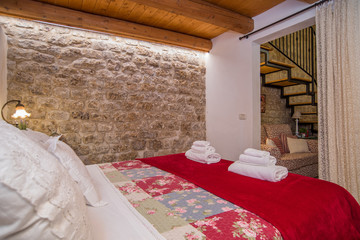 Casa con soppalco con camera da letto, soggiorno e cucina