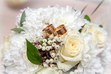 Engagement rings are on the wedding bukete.Soft focus 