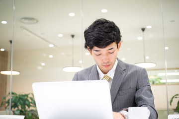 ビジネスイメージ（男性・オフィス）