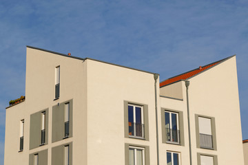 Fototapeta na wymiar Neubau mit modernen Eigentumswohnungen