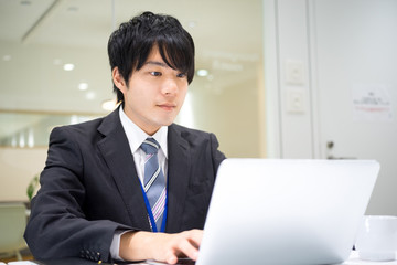 ビジネスイメージ（男性・オフィス・真剣）