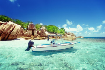 Plakat speed boat on the beach of Coco Island, Seychelles