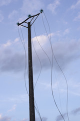 câbles sectionnés sur un poteau électrique