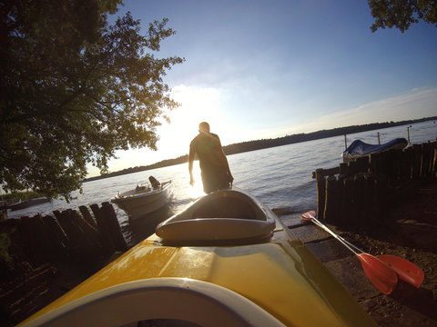Kajak ins Wasser tragen