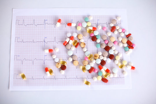 Heart disease abstract sign symbol with cardiogram