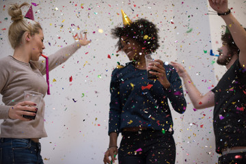 Obraz premium confetti party multiethnic group of people