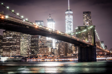 Fototapeta na wymiar Brooklyn bridge and Manhattan skyline at night