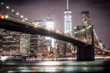 Gordijnen Brooklyn bridge and Manhattan skyline at night © oneinchpunch