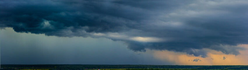 Fototapeta na wymiar Storm clouds, the rain