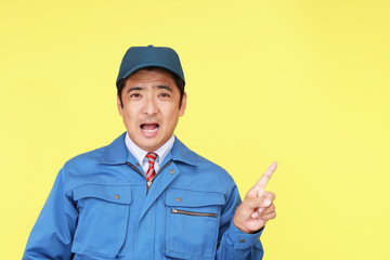 指示する笑顔の男性
