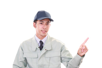 指示する笑顔の男性
