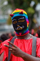 Beau masque en laine pour la journée des diables rouges du carnaval de Cayenne en Guyane française