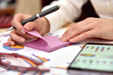 businesswoman pulls reminder