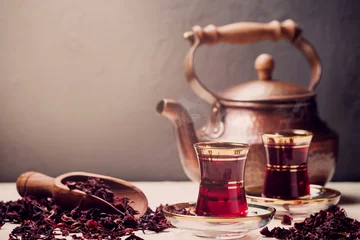 Foto op Plexiglas Thee Rode Hibiscus thee in Turkse stijl