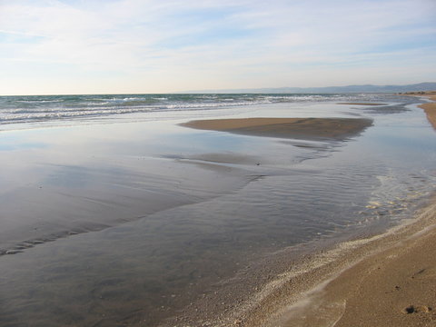 Marea bassa d'inverno a Ladispoli in Italia.