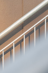 Stahltreppe vor verputzter Außenwand, Metallbau, Architektur, Treppengeländer, plakativer Hintergrund, aufwärts - 139371244