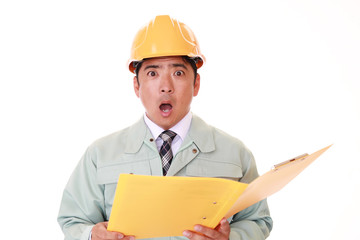 驚いた表情の作業員
