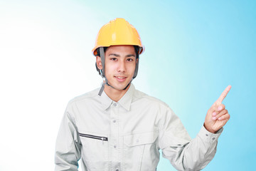 指示する作業員
