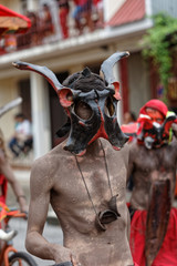 Fototapeta na wymiar Diable venu de la forêt pour la journée des diables rouges du carnaval de Cayenne en Guyane française 