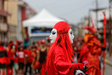 Regard de tous les côtés à la journée des diables rouges du carnaval de Cayenne en Guyane française 