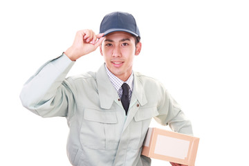 荷物を運ぶ笑顔の男性
