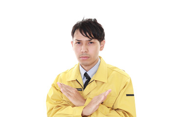 禁止の意思表示をする男性
