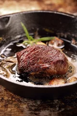 Cercles muraux Steakhouse Beef steak on cast iron skillet