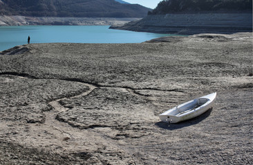 LAGO PROSCIUGATO CON PICCOLA BARCA ABBANDONATA