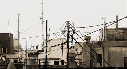 Maraña de cableado sobre tejados