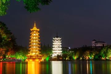 Fotobehang Twee torens in Guilin China & 39 s nachts © creativefamily