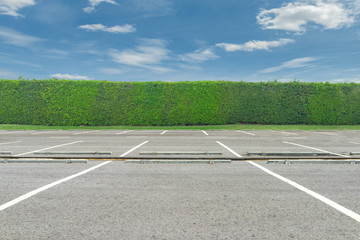 Obraz premium Empty parking lot on blue sky background